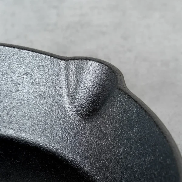 Cast iron pan with silicone cap 30 cm