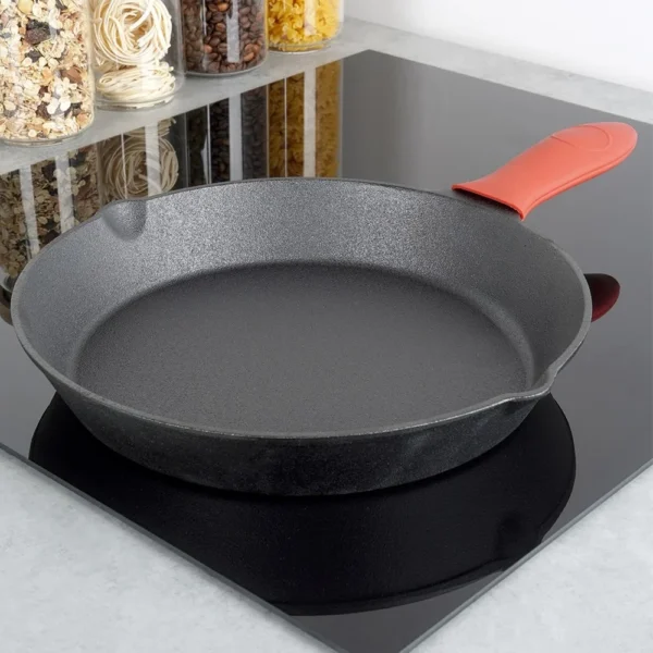 Cast iron pan with silicone cap 30 cm